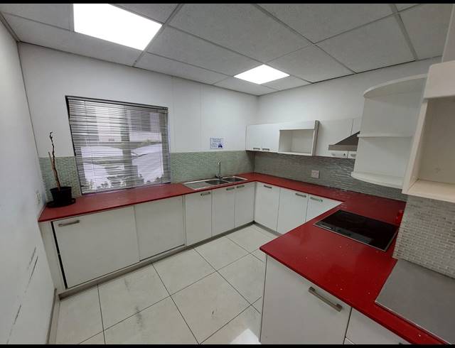 292M² OFFICE TO LET IN VORNA VALLEY